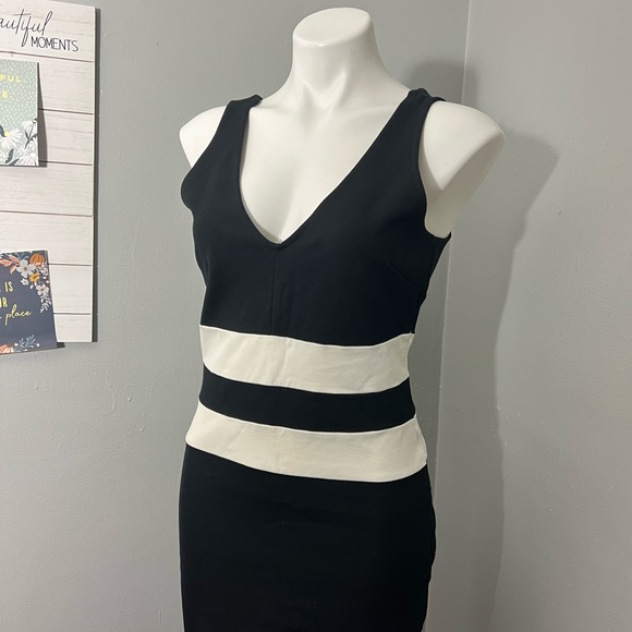 Guess black and white strips size large - Picture 2 of 9